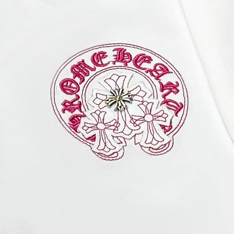 P180 Chrome Hearts 25 high-end versions. The fabric is made of 300 grams of high-density pure cotton. It does not deform or shrink. It has three labels. It is the same style for men and women. Technology: patch embroidery + original development hardware. Color: white, black. SIZE: S-XL.